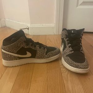 AIR JORDAN 1 MID LEOPARD
